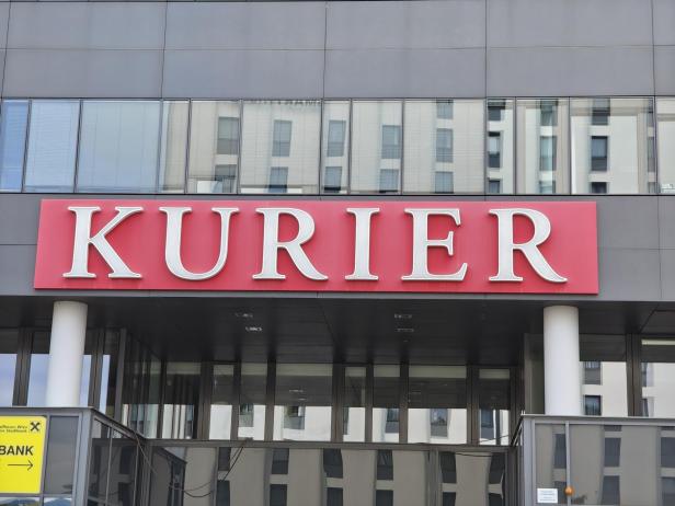 Das Logo der österreichischen Tageszeitung „Kurier“ an einem Gebäude.
