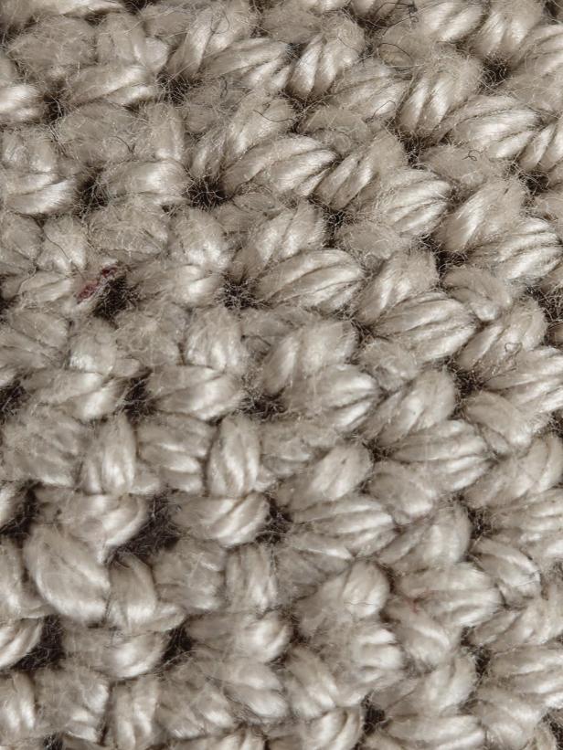 Nahaufnahme eines beigen Teppichs mit grober Struktur.