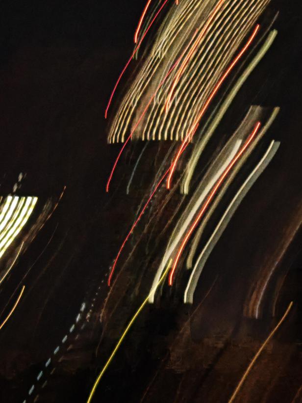 Abstrakte Darstellung von Lichtspuren in der Nacht.