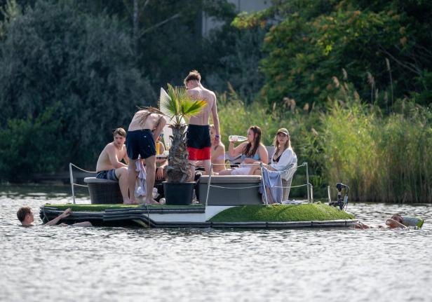 Im Badewasser an der Donau tümmeln sich neben den Badegästen auch viele Bakterien, die für das Ökosystem unverzichtbar sind. AUSTRIA-WEATHER-FEATURE-HEATWAVE