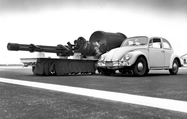 GAU-8/A Avenger versus VW Käfer GAU-8/A Avenger versus VW Käfer