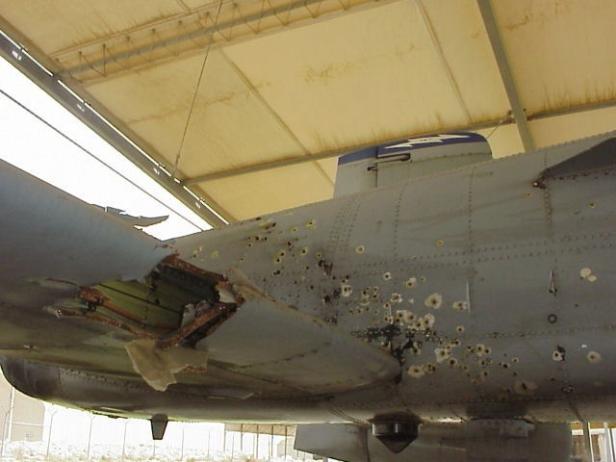 Diese A-10 wurde durch Flakfeuer über Bagdad schwer beschädigt, konnte aber zum Flughafen zurückkehren und dort sicher landen