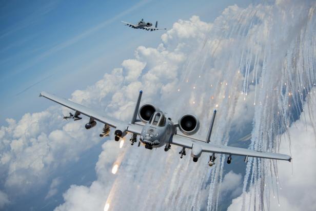 Um Raketen abzulenken, kann die A-10 Täuschkörper abwerfen Um Raketen abzulenken, kann die A-10 Täuschkörper abwerfen