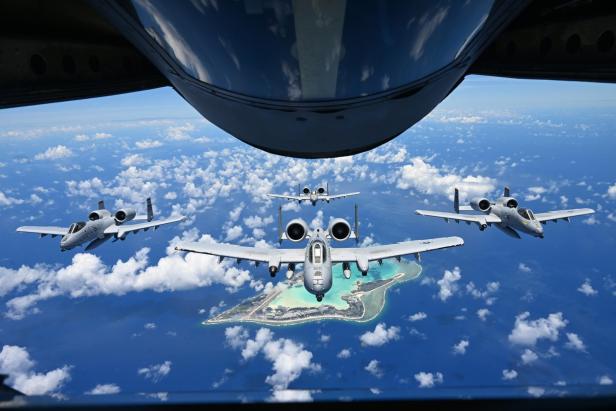 A-10s über Wake Island A-10s über Wake Island
