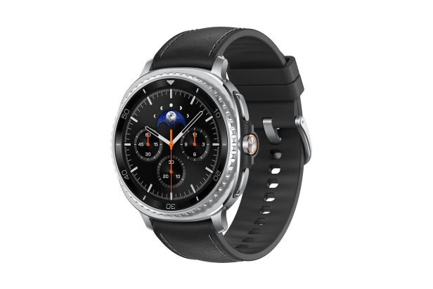 Eine silberne Smartwatch mit schwarzem Zifferblatt und Lederarmband, die „Galaxy Watch8 Classic“ genannt wird.