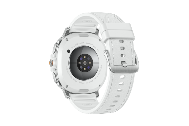 Die Rückseite einer weißen Galaxy Watch8 Classic ist zu sehen.