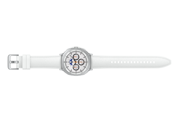 Eine silberne Galaxy Watch8 Classic mit weißem Armband.