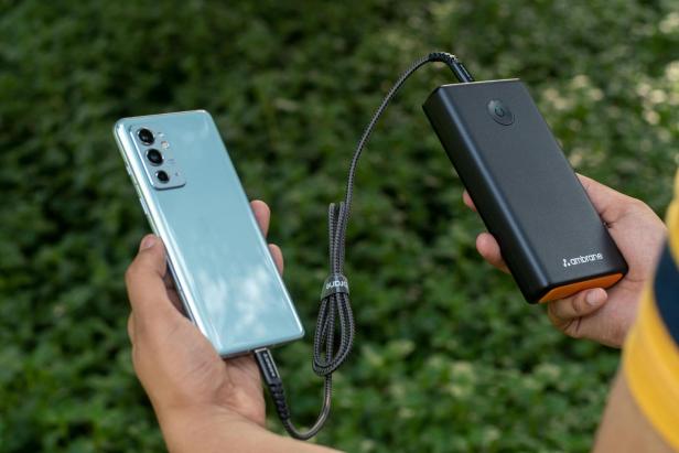 Powerbanks tragen zu einem entspannteren Urlaub bei, indem sie uns Strom liefern, wenn wir gerade keine Steckdose zur Verfügung haben. Powerbanks tragen zu einem entspannteren Urlaub bei, indem sie uns Strom liefern, wenn wir gerade keine Steckdose zur Verfügung haben.