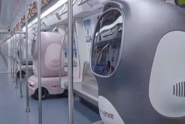 Die Roboter sind jetzt mit der U-Bahn unterwegs, wenn sie Pakete ausliefern. Die Roboter sind jetzt mit der U-Bahn unterwegs, wenn sie Pakete ausliefern.