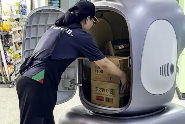 Die Roboter werden mit Paketen beladen. Die Roboter werden mit Paketen beladen.