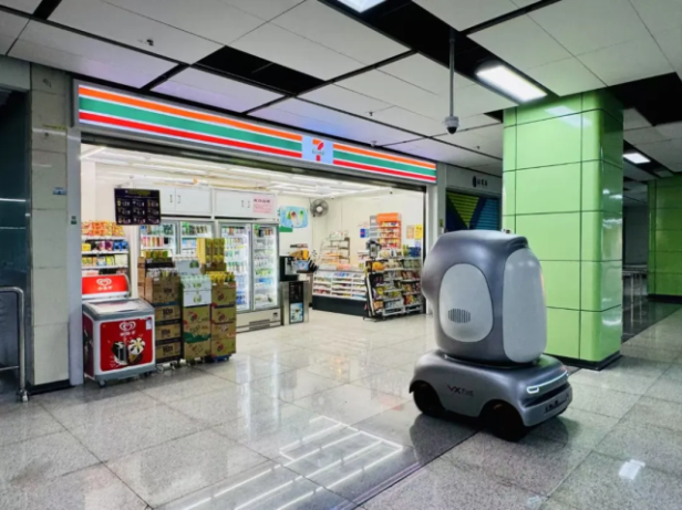 Ein Roboter beliefert einen Supermarkt. Ein Roboter beliefert einen Supermarkt.