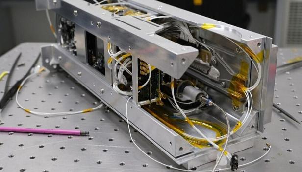 Das Innenleben der Satellitennutzlast während der Montage. Das Innenleben der Satellitennutzlast während der Montage.