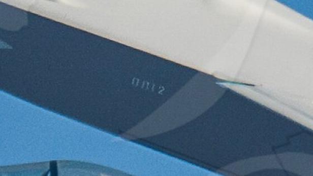 Eine J-35 trägt die Nummer 0012.