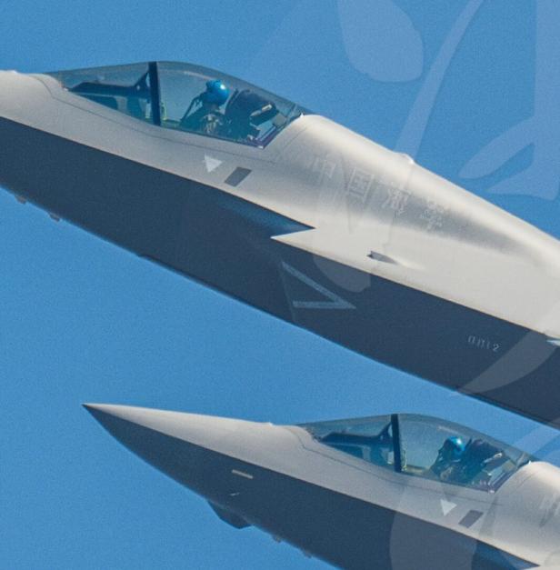 J-35-Piloten mit blauen Helmen.