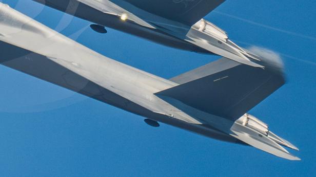 Zwei F-35 Kampfflugzeuge sind im Himmel zu sehen.