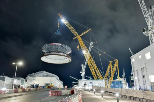 „Big Carl“ hebt eine Kuppel.