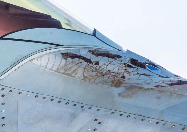 F-22 mit oxidiertem RAM auf der Nase F-22 mit exodierten RAM auf der Nase