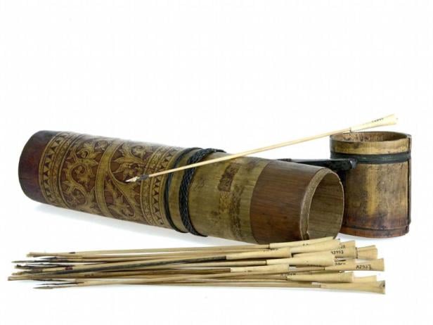 Die Dayak nutzten für ihre Blasrohre Pfeile, die vor dem Verschießen in Gift des Upasbaums getaucht wurden. Links der Köcher, rechts der Becher für das Gift Die Dayak nutzten für ihre Blasrohre Pfeile, die vor dem Verschießen in Gift des Upasbaums getaucht wurden. Links der Köcher, rechts der Becher für das Gift
