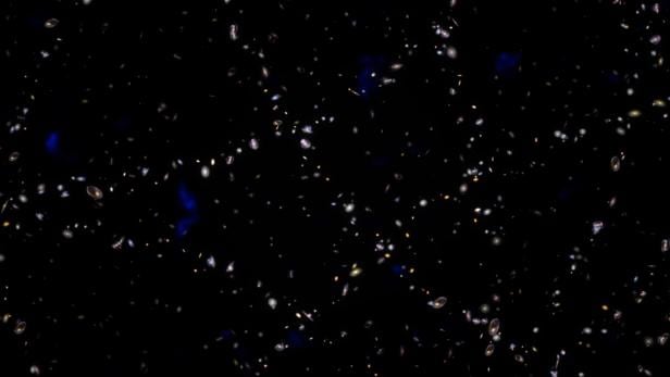 Diese Abbildung verdeutlicht den Einfluss von BAOs auf die Galaxienhäufung. Entlang der Wellenberge der ursprünglichen Schallwellen bildeten sich etwas mehr Galaxien als an anderen Stellen.