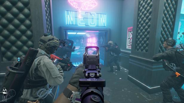 Spezialeinsatzkräfte stürmen einen Nachtclub in dem Videospiel „Ready or Not“.