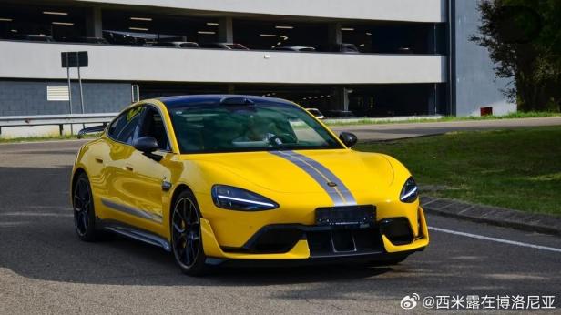 Der Xiaomi SU7 Ultra auf dem Ferrari-Gelände. Der Xiaomi SU7 Ultra auf dem Ferrari-Gelände.