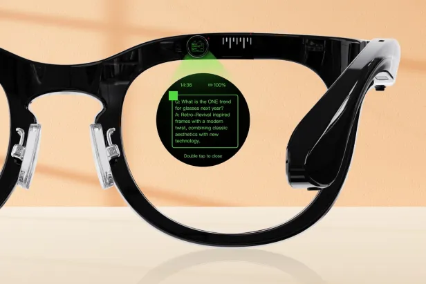 Erste Hersteller wie Halliday arbeiten auch mit visuellen Infos, die auf der Brille angezeigt werden. Erste Hersteller wie Halliday arbeiten auch mit visuellen Infos, die auf der Brille angezeigt werden.