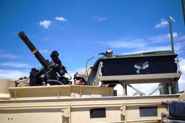 M134 Minigun auf M1 Abrams. Rechts das Magazin für die Minigun