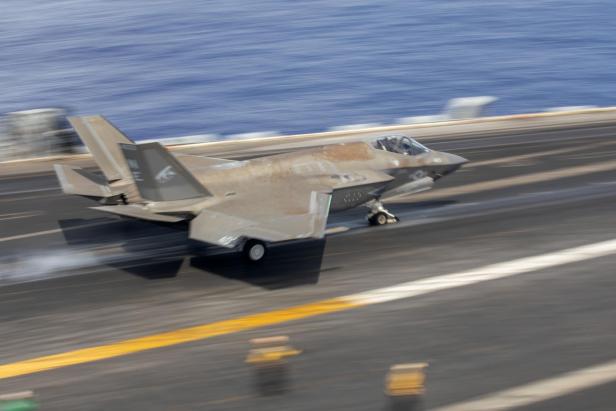 F-35C startet an Bord der USS Carl Vinson F-35C startet an Bord der USS Carl Vinson