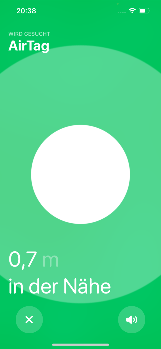 Ein iPhone-Bildschirm zeigt die Suche nach einem AirTag in der Nähe an.