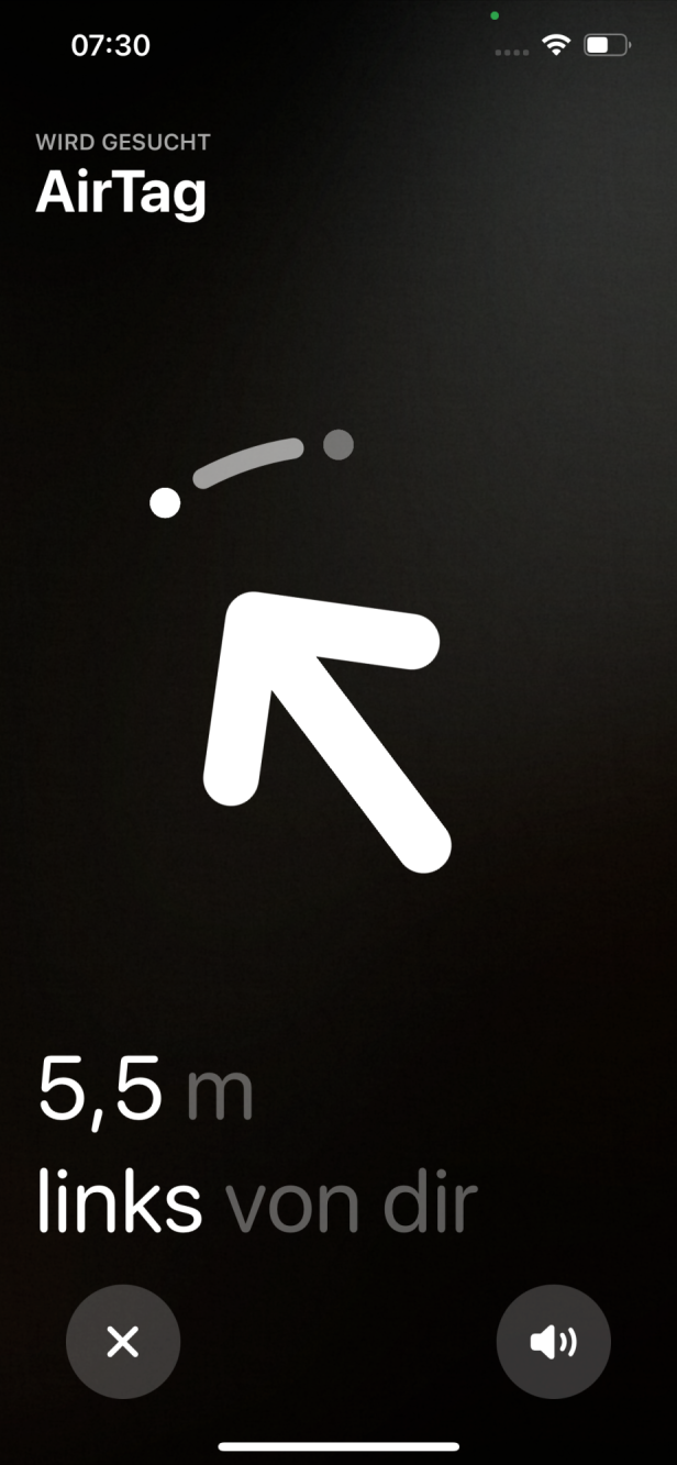Die AirTag-App zeigt eine Pfeilnavigation, die 5,5 Meter nach links weist.