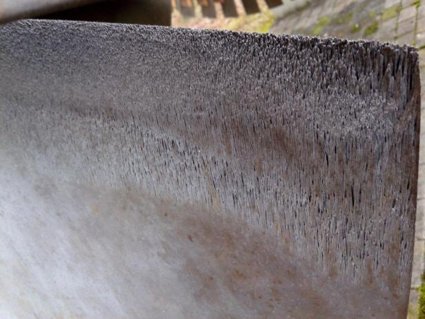 Erodierte Laufschaufel einer Dampfturbine. Die Schaufel in Simmering durfte aufgrund von Geheimhaltung nicht fotografiert werden.