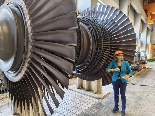 Mehrere von diesen Dampfturbinenschaufeln sind in der Turbine verbaut.