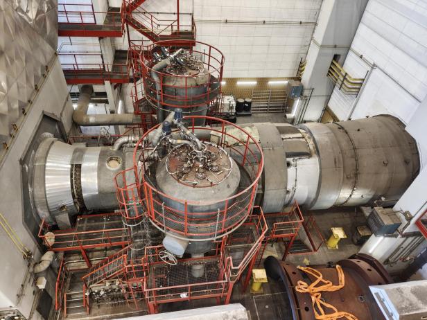 Ein Blick auf die Gasturbine mit den Silobrennkammern vorne und hinten.