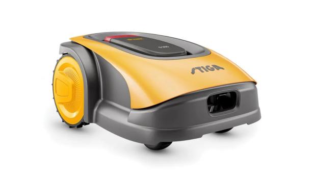 Ein gelb-grauer Rasenmähroboter der Marke Stiga auf einem weißen Hintergrund.