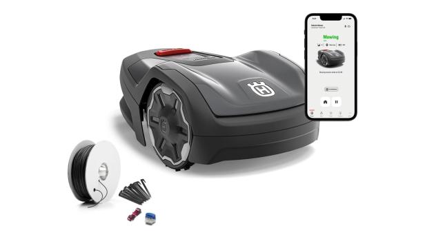 Ein Husqvarna Mähroboter Aspire R4 mit Zubehör und Smartphone-App-Ansicht.