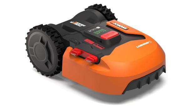 Ein orangefarbener „Landroid“-Mähroboter der Marke Worx steht auf einer weißen Fläche.