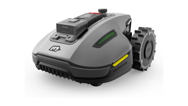 Ein grauer Mähroboter der Marke Mammotion steht auf einem weißen Hintergrund.