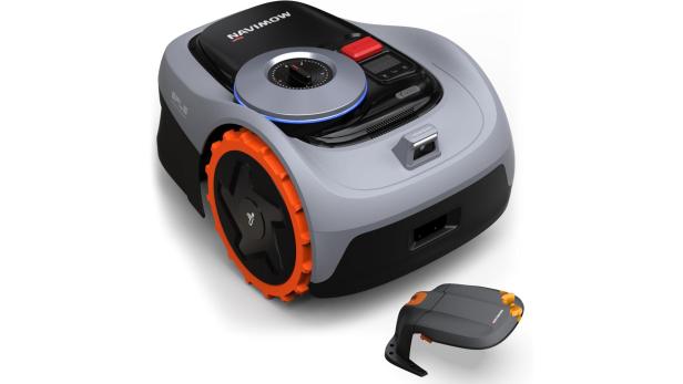 Ein Navimow Mähroboter und seine Ladestation auf einem weißen Hintergrund.