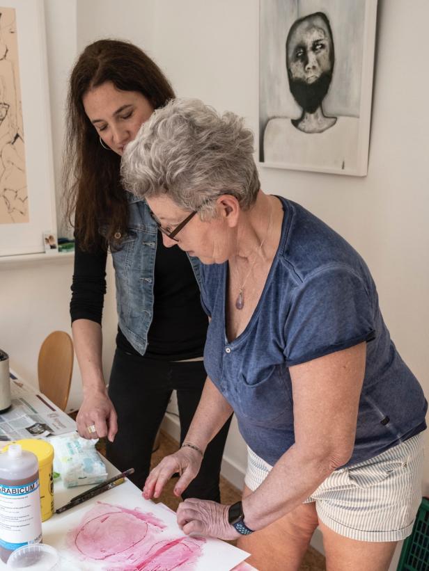 Blanca Spee mit der Parkinson-Betroffenen Lenie Larmit in der Kunsttherapie.