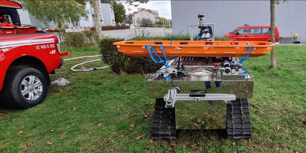 Hier wurde demonstriert, dass der Bodenroboter auch Menschen bergen kann.