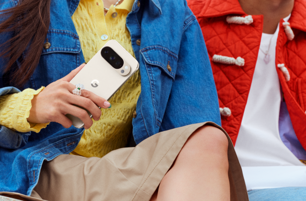 Eine Person hält ein Google Pixel Smartphone in der Hand.