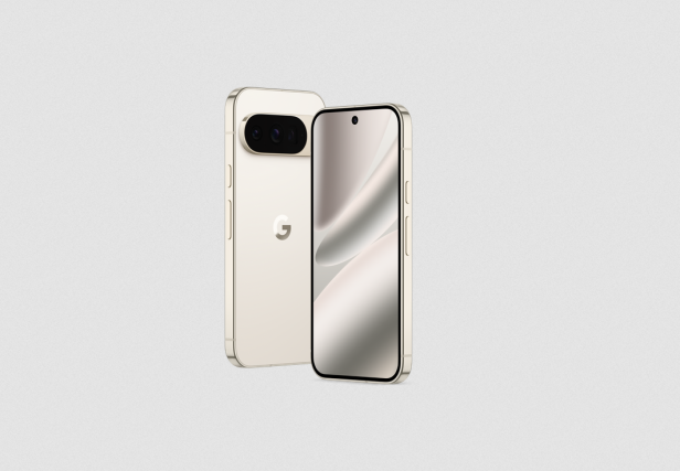 Zwei Google Pixel Smartphones in Gold stehen vor einem hellen Hintergrund.