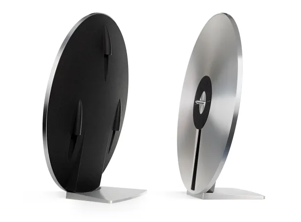 Zwei moderne, runde Lautsprecher in Silber und Schwarz stehen auf einem weißen Hintergrund.