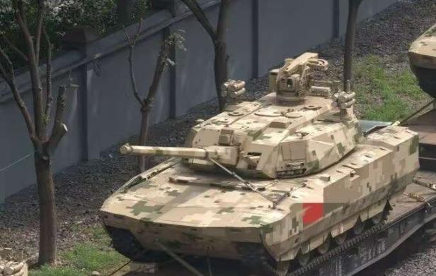 Der ZTZ-201 Panzer ist auf einen Zug verladen.