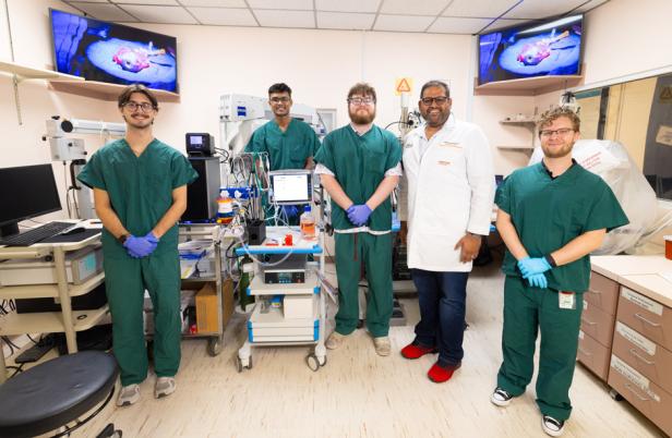 „Das Augen-ECMO in der Mitte und seine Entwickler“.