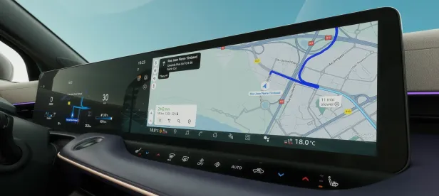 Ein großer Touchscreen sorgt für Übersicht beim Fahren. Darin sieht man ein Navigationssystem.