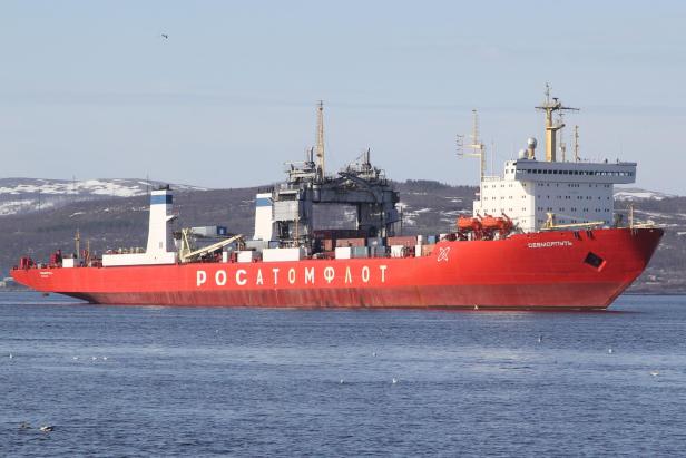 Ein rotes Containerschiff von Rosatomflot fährt auf dem Wasser.