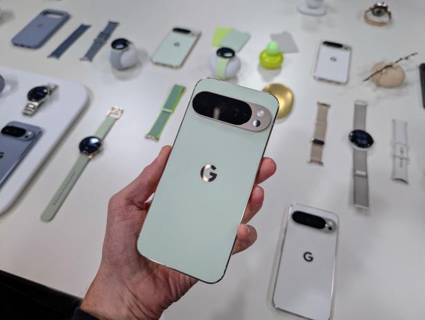 Ein mintgrünes Google Pixel Smartphone wird in der Hand gehalten.