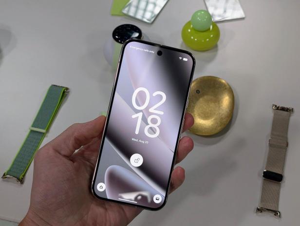 Ein Pixel-Smartphone zeigt auf dem Display die Uhrzeit 02:18 und das Datum Mittwoch, 20. August.