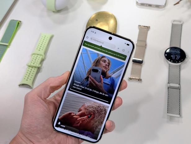 Ein Google Pixel 10 Pro XL wird von einer Hand gehalten und zeigt eine Webseite.